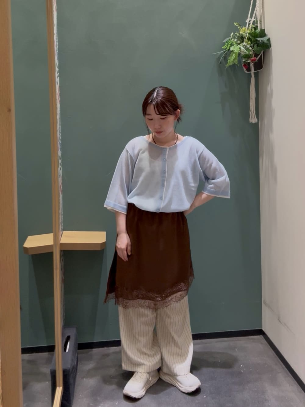 ブルー系のカーディガン/ボレロ、ブラウン系のスカート、ホワイト系のその他パンツを着用したレディースの秋コーディネートの1枚目の写真