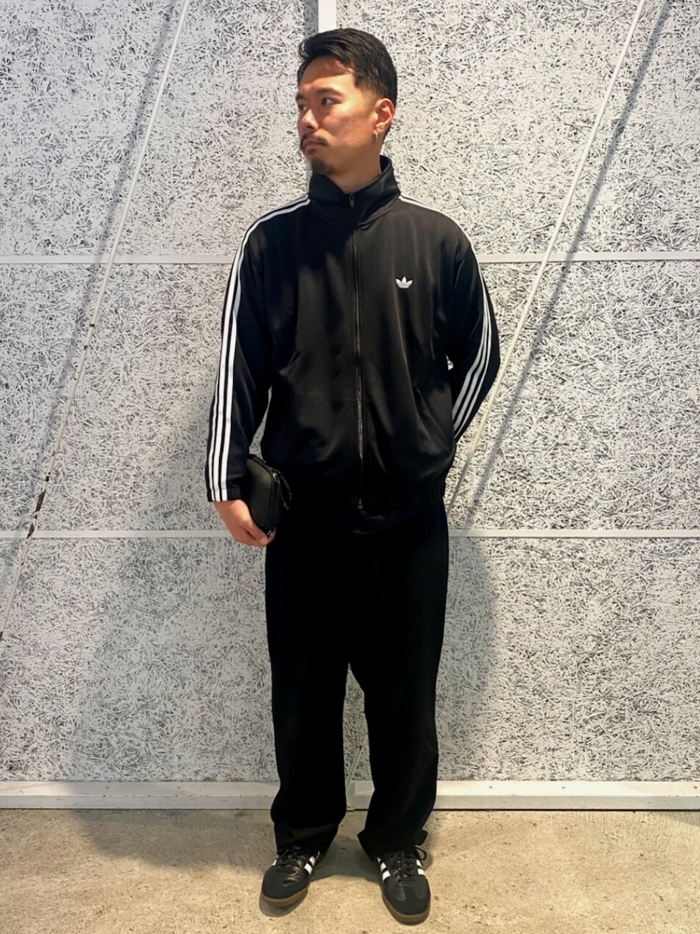 「スニーカー、ショルダーバッグ、adidas、ジャージ、アディダス、adidas originals、トラックジャケット、アディダスオリジナルス、サンバ、スケートボーディング」｜「adidasのSST エアライナーバッグ / アディダスオリジナルス adidas Originals（ショルダーバッグ、ブラック系）」を使った、T.Sさん（メンズ・190cm）の冬コーディネートの1枚目の写真