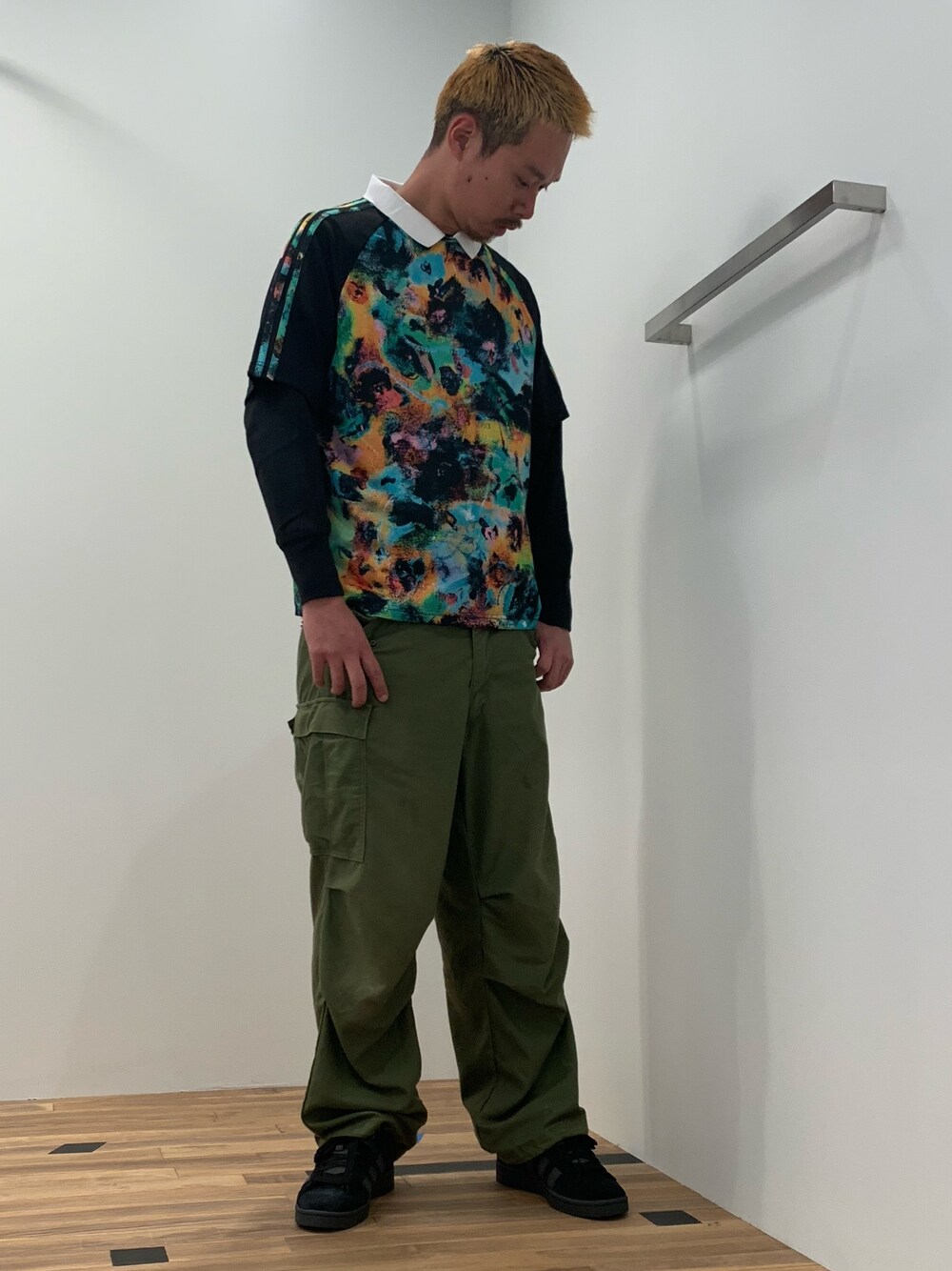 「スニーカー、adidas、ロンT、アディダス、ポロシャツ、adidas originals、アディダスオリジナルス、キャンパス、アディカラー、スケートボーディング」｜「adidasのディル アイズ ジャージー / アディダスオリジナルス adidas Originals（Tシャツ/カットソー、ブラック系）」を使った、T.Sさん（メンズ・190cm）の秋コーディネートの1枚目の写真