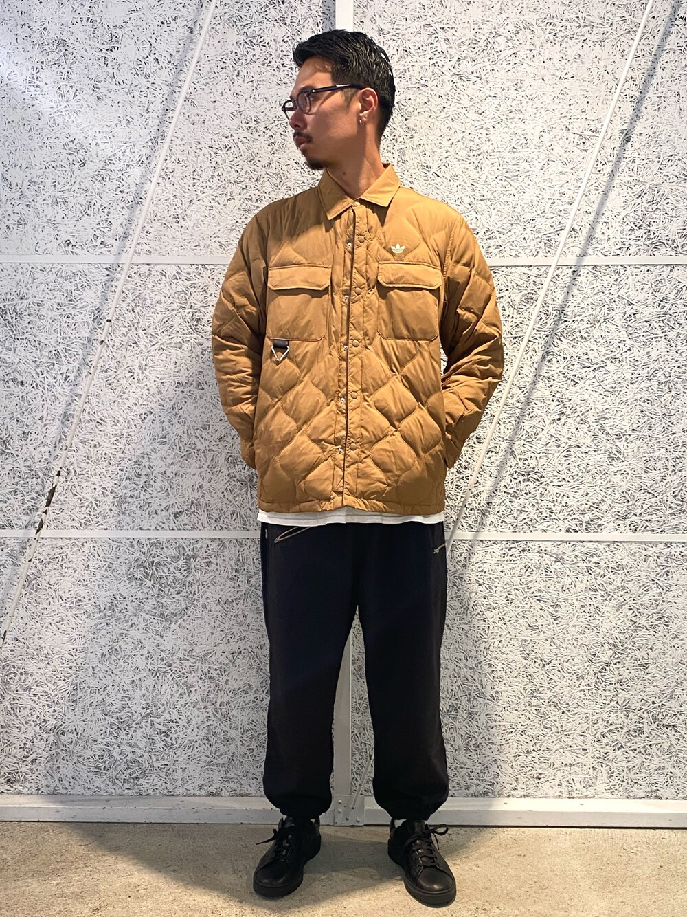 「スニーカー、アウター、adidas、アディダス、スタンスミス、adidas originals、アディダスオリジナルス、ナイロンパンツ、ライトジャケット、シュムーフォイル」｜「adidasのスタンスミス Freizeit / Stan Smith Freizeit（シューズ、ブラック系）」を使った、T.Sさん（メンズ・190cm）の秋コーディネートの1枚目の写真