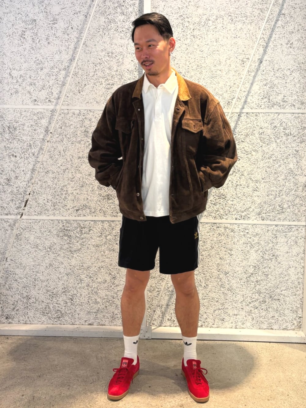「ショートパンツ、adidas、ロンT、アディダス、adidas originals、タバコ、アディダスオリジナルス」｜「adidasのアディカラーラグビーポロシャツ（ポロシャツ、ホワイト系）」を使った、T.Sさん（メンズ・190cm）の春コーディネートの1枚目の写真
