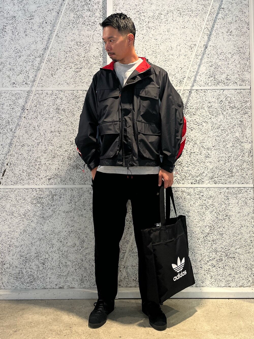 「スニーカー、adidas、アディダス、ナイロンジャケット、トラックパンツ、adidas originals、アディダスオリジナルス、長袖Tシャツ、ガゼル、ORDINARY PEOPLE」｜「adidasのガゼル [GAZELLE] オリジナルス（スニーカー、ブラック系）」を使った、T.Sさん（メンズ・190cm）の秋コーディネートの1枚目の写真