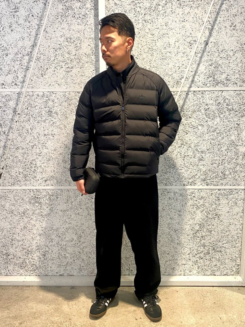 「スニーカー、ジャケット、アウター、ダウンジャケット、ショルダーバッグ、adidas、アディダス、adidas originals、アディダスオリジナルス、サンバ」｜「adidasのSST ダウンジャケット / アディダスオリジナルス adidas Originals（ダウンジャケット/コート、ブラック系）」を使った、T.Sさん（メンズ・190cm）の冬コーディネートの1枚目の写真