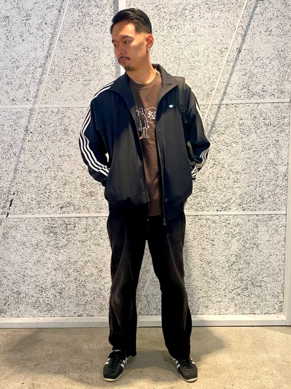 「スニーカー、バックパック、Tシャツ、adidas、ジャージ、adidas originals、ジャパン、トラックトップ、ファイヤーバード、シュムーフォイル」｜「adidasのプレミアム ファイヤーバード トラックトップ / ジャージ / アディダスオリジナルス adidas Originals（ジャージ、ブラック系）」を使った、T.Sさん（メンズ・190cm）の冬コーディネートの1枚目の写真