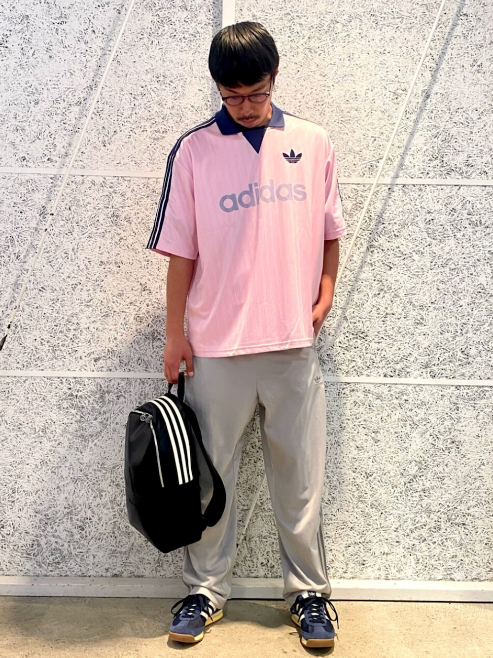 「adidas、adidas originals、アディダス、アディダスオリジナルス、スニーカー、ジャージ、バックパック、めがね」｜「adidasの襟付きゴーリートップ / アディダスオリジナルス adidas Originals（Tシャツ/カットソー、ピンク系）」を使った、T.Sさん（メンズ・190cm）の春コーディネートの1枚目の写真