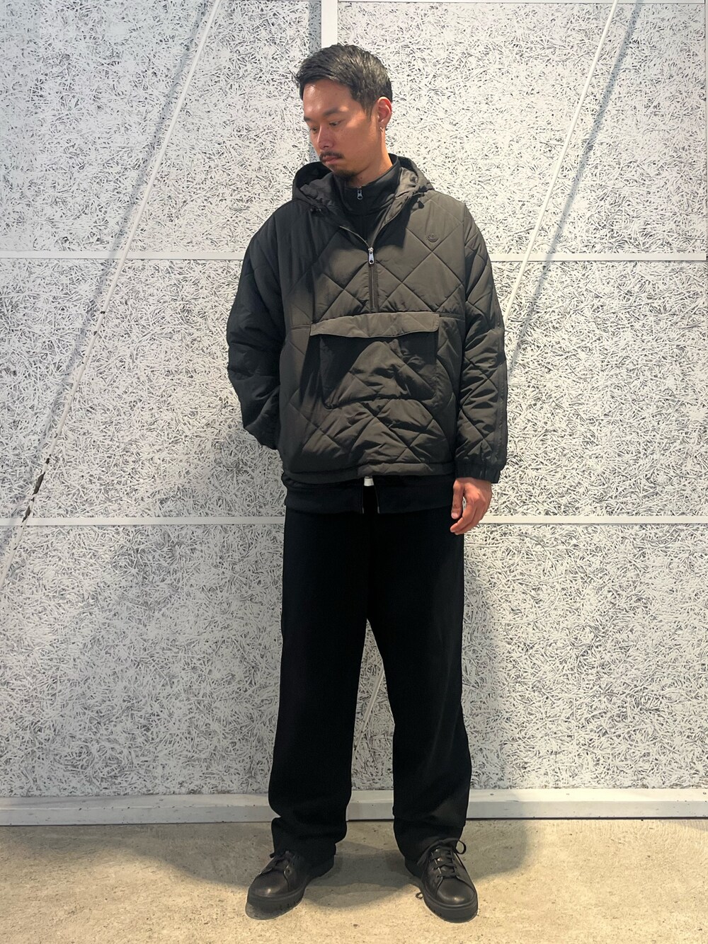 「スニーカー、ジャケット、adidas、ジャージ、アディダス、スタンスミス、adidas originals、トラックジャケット、アディダスオリジナルス、ハーフジップ」｜「adidasのプレミアム エッセンシャルズ キルト 1/2ジップ ジャケット / アディダスオリジナルス adidas Originals（ダウンジャケット/コート、ブラック系）」を使った、T.Sさん（メンズ・190cm）の秋コーディネートの1枚目の写真