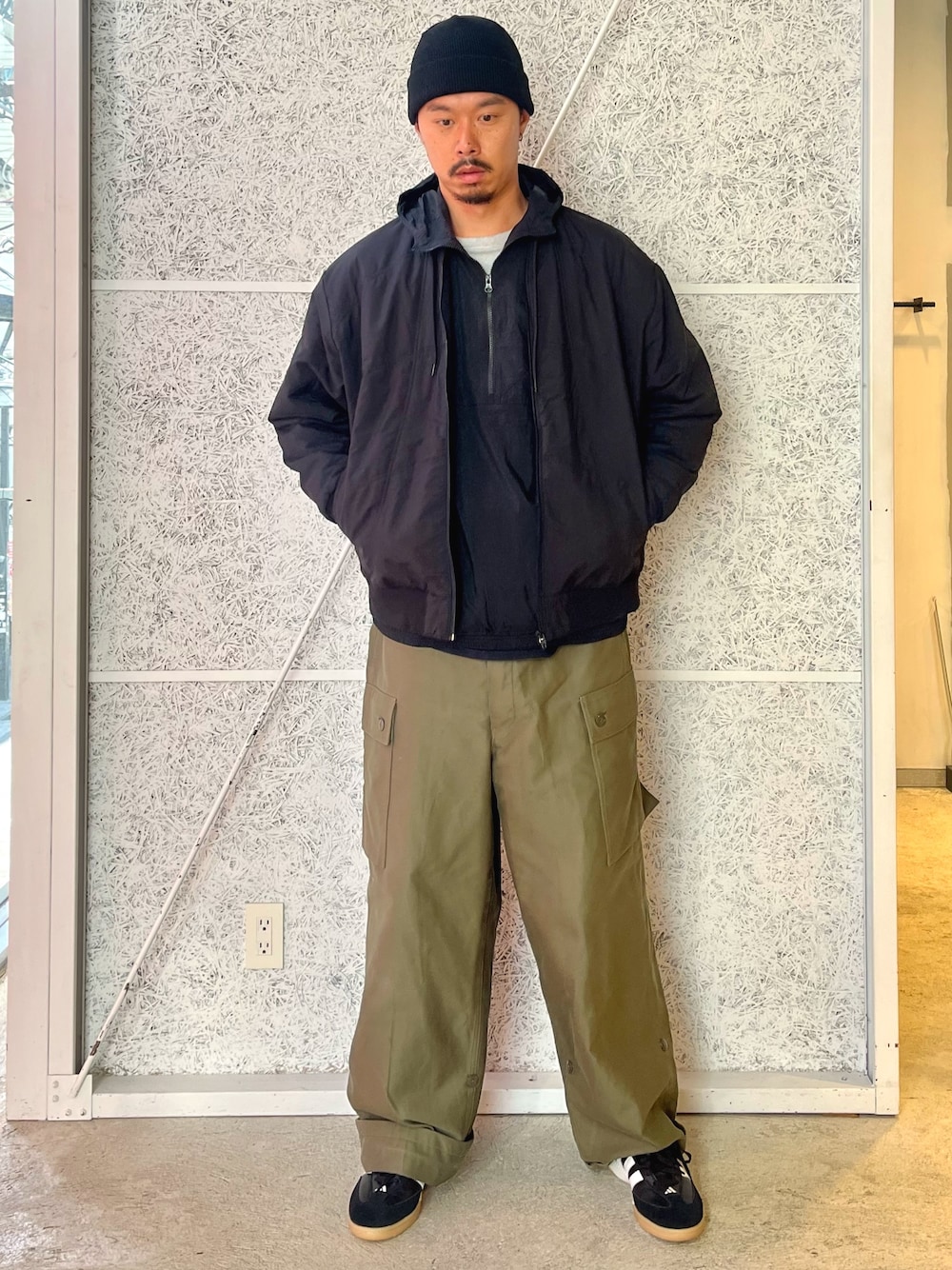 「スニーカー、adidas、アディダス、adidas originals、アノラック、アディダスオリジナルス、サンバ、キルトジャケット、ハーフジップ、スケートボーディング」｜「adidasのコパ キルトジャケット / アディダスオリジナルス adidas Originals（MA-1、ブラック系）」を使った、T.Sさん（メンズ・190cm）の秋コーディネートの1枚目の写真