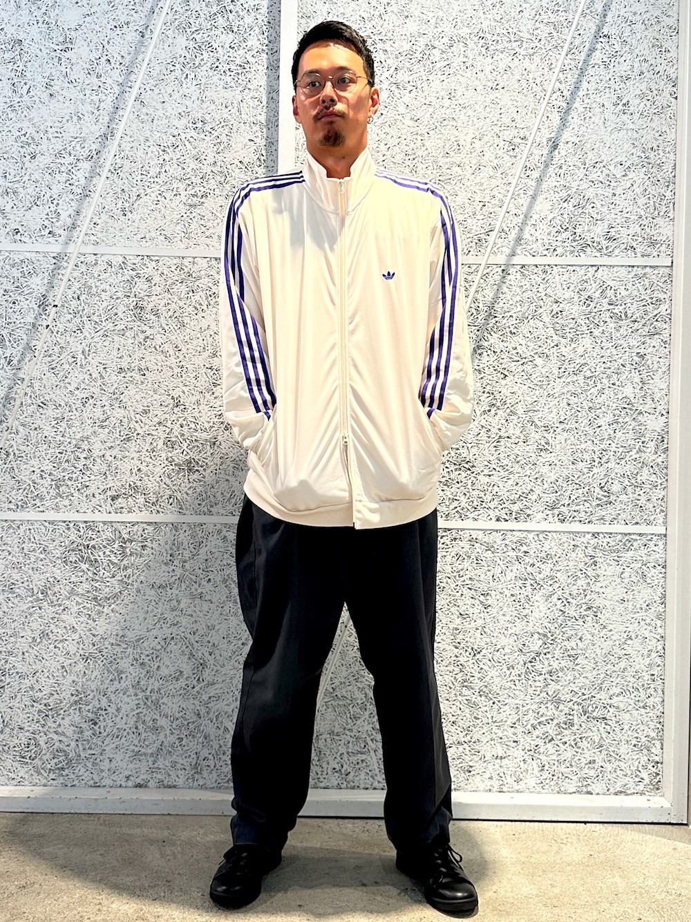 「スニーカー、adidas、ジャージ、アディダス、スタンスミス、adidas originals、トラックジャケット、アディダスオリジナルス、ベッケンバウアー」｜「adidasのトラックジャケット（ジェンダーニュートラル）（ジャージ、ホワイト系）」を使った、T.Sさん（メンズ・190cm）の秋コーディネートの1枚目の写真