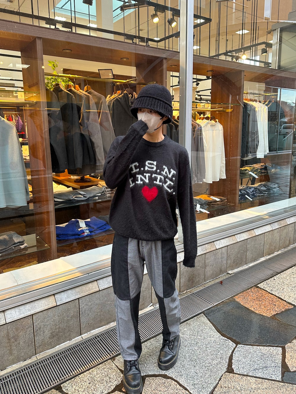 「韓国ファッション、韓国コーデ、韓国ストリート、韓国ブランド、ニットコーデ、ニットキャップ、ニット/セーター、デニムパンツ、ニット×デニム、韓国好きな人と繋がりたい」｜「VARZARのアイテム（ニットキャップ/ビーニー、ブラック系）」を使った、Taishiさん（メンズ・174cm）の春コーディネートの1枚目の写真
