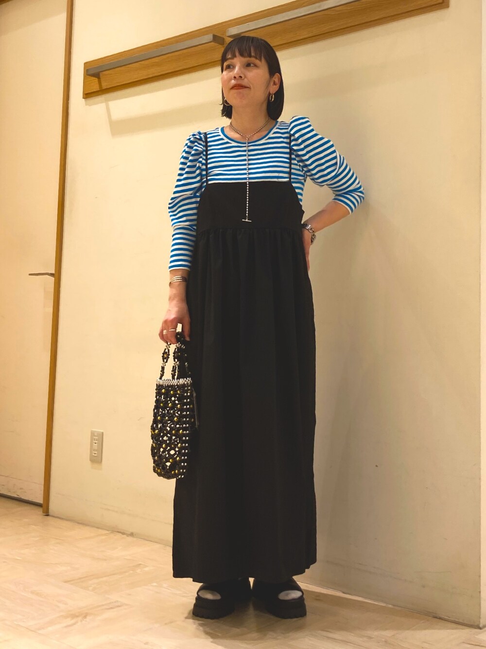 「キャミワンピ、キャミワンピース、ボリューム袖、ボーダー、ボーダートップス、春服みてみて、大人カジュアル、リラックススタイル、オトナカワイイ、差し色、ママコーデ、キャセリーニ、ビーズバッグ、厚底サンダル」｜「REMMEの【REMME/レメ】ゴムバンド厚底サンダル（サンダル、ブラック系）」を使った、mizutaniさん（レディース・154cm）の春コーディネートの1枚目の写真