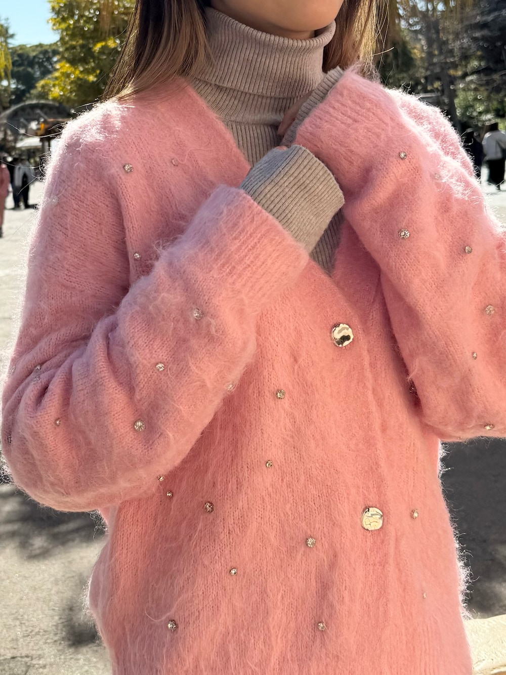 「カーディガン、ピンクコーデ、ピンクニット、キラキラ、キラキラニット、ピンクカーディガン」｜「MAISON SPECIALの【24AUTUMN PRE-ORDER】Sparkling Bijou Knit Cardigan/キラキラビジューカーディガン【MAISON SPECIAL/メゾンスペシャル】（カーディガン/ボレロ、ピンク系）」を使った、🪩さん（レディース・162cm）の冬コーディネートの1枚目の写真