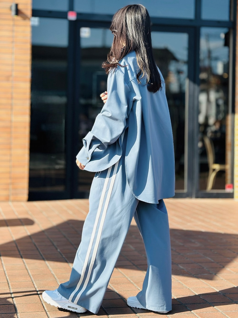「春服コーデ、今日のコーデ、カジュアル、春服みてみて、ラクチンコーデ、ビッグシルエット、オーバーサイズ、サックスブルー、ラインパンツ、だぼだぼ、セットアップ」｜「MAISON SPECIALのレイヤードダブルウエストサイドラインパンツ【MAISON SPECIAL/メゾンスペシャル】（スラックス、ブルー系）」を使った、🪩さん（レディース・162cm）の春コーディネートの1枚目の写真