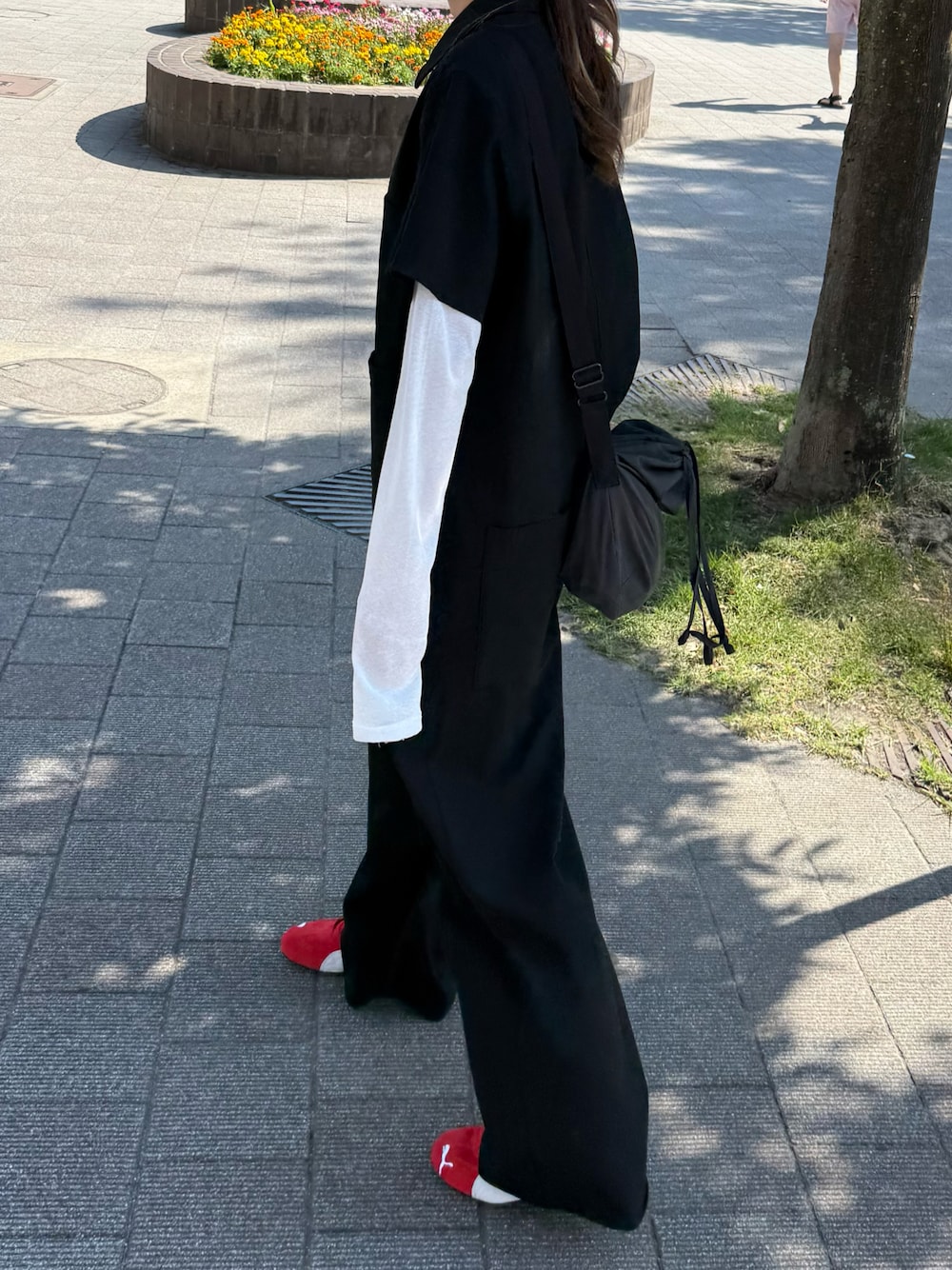 「ジャンプスーツ、ブラックコーデ、楽チンコーデ、ラフコーデ、大人カジュアルコーデ、スニーカーコーデ、スピードキャット、赤スニーカー、骨格ウェーブ、骨格ロマンティック」｜「PUMAのPUMA プーマ ユニセックス スピードキャット OG スニーカー（スニーカー、レッド系）」を使った、🪩さん（レディース・162cm）の夏コーディネートの1枚目の写真