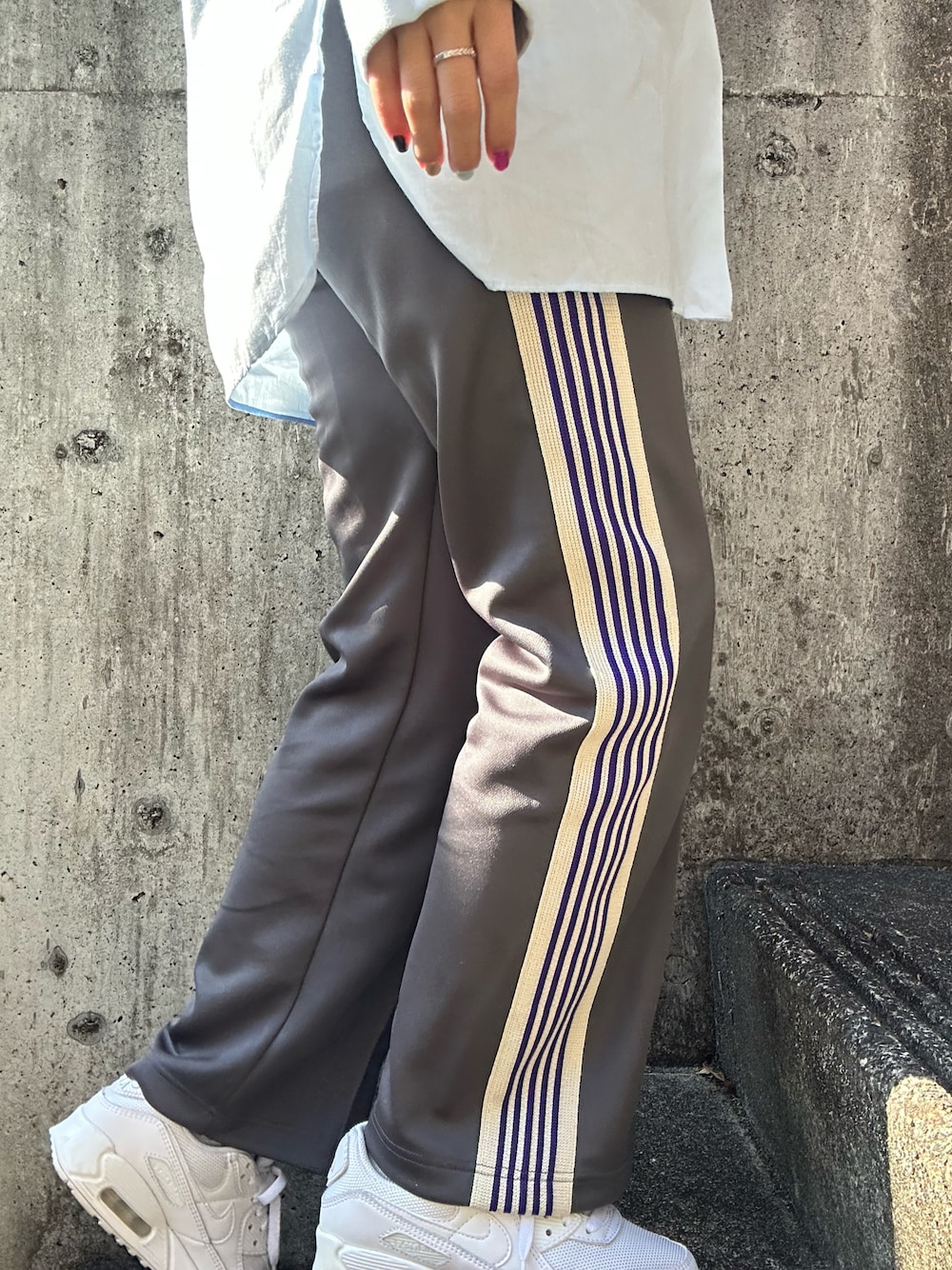 「春服デビュー宣言、カジュアルコーデ、古着MIX、春色、シャツスタイル、骨格ウェーブ、シャツ、グレー×パープル、トラックパンツ」｜「STUDIOUSのSTUDIOUS別注 NARROW TRACK PANTS（その他パンツ、グレー系）」を使った、🪩さん（レディース・162cm）の春コーディネートの1枚目の写真