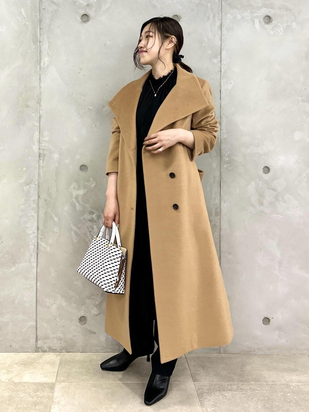 「ベージュ、ロング、コート、ブラック、パンツ、ブーツ、ヒール、ROPÉ、ÉPOR、Y BAG、シャツ・ブラウス、23AW秋の新作、通勤、オフィスカジュアル、大人カジュアル」｜「ROPE'のナロースクエアトゥストレッチヒールショートブーツ（ブーツ、ブラック系）」を使った、moekaさん（レディース・156cm）の夏コーディネートの1枚目の写真