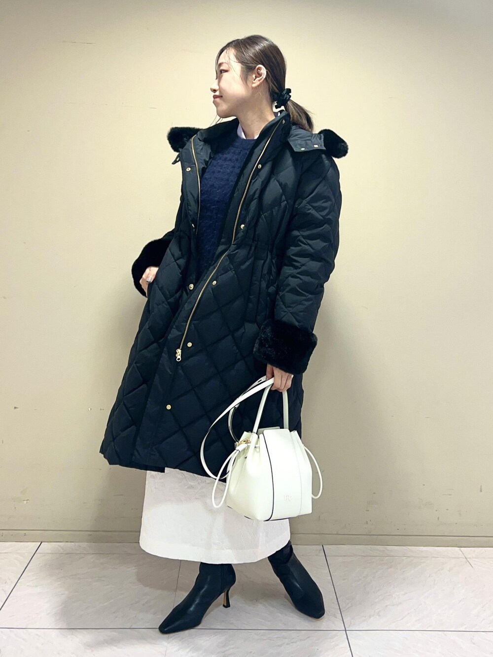 「Winter Coat 2023、ショルダーバッグ、ブラック、長袖、ロング、コート、ロング丈、ミディアム、ニット、クルーネック、ブーツ、ヒール、ショートブーツ、ショート、神崎さんコラボ」｜「ROPE'の【新色追加】RPロゴ スプリットレザードロストミドルバッグ（ハンドバッグ、ホワイト系）」を使った、moekaさん（レディース・156cm）の秋コーディネートの1枚目の写真