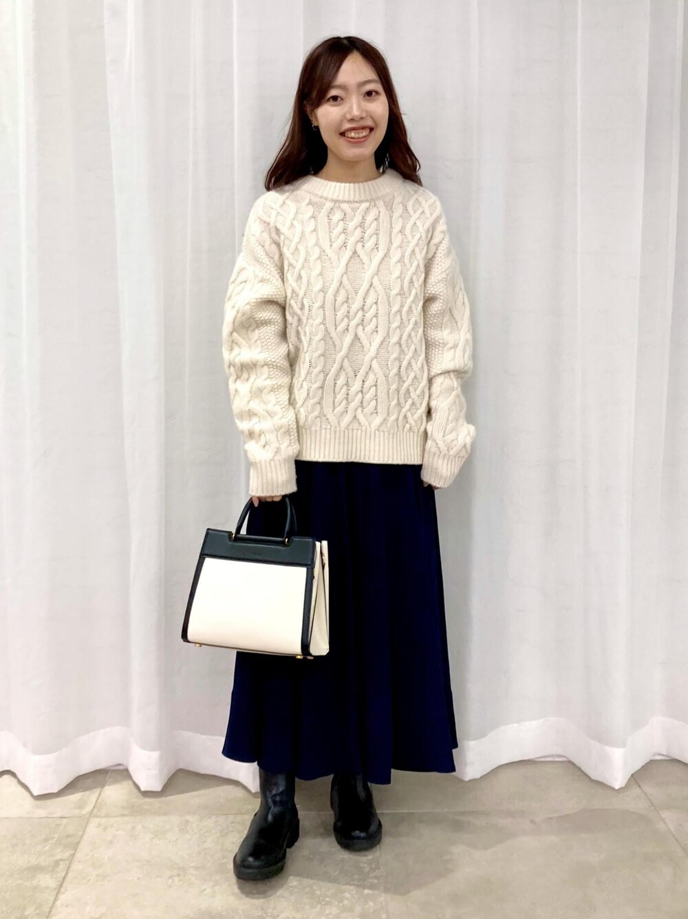 「ホワイト、ハンドバッグ、ニット、ケーブルニット、スカート、ブーツ、三尋木さんコラボ_winter、Knit 2023、ROPÉ、ÉPOR、W BAG、レインシューズ、きれいめカジュアル、大人カジュアル、骨格ナチュラル」｜「E'PORの【E'POR】W BAG Medium（ハンドバッグ、ホワイト系）」を使った、MAAYAさん（レディース・158cm）の冬コーディネートの1枚目の写真