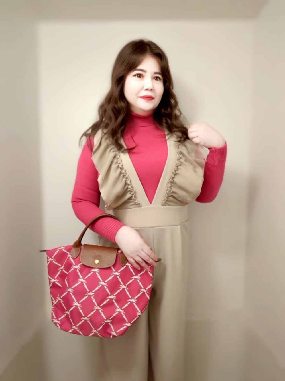 「プチプラコーデ、プチプラファッション、シンプルコーデ、オトナ女子、きれいめカジュアル、オトナカワイイ、サロペットコーデ」｜「LONGCHAMPのアイテム（トートバッグ、ピンク系）」を使った、姫宮さら沙さん（骨格ストレート・レディース・164cm）の冬コーディネートの1枚目の写真
