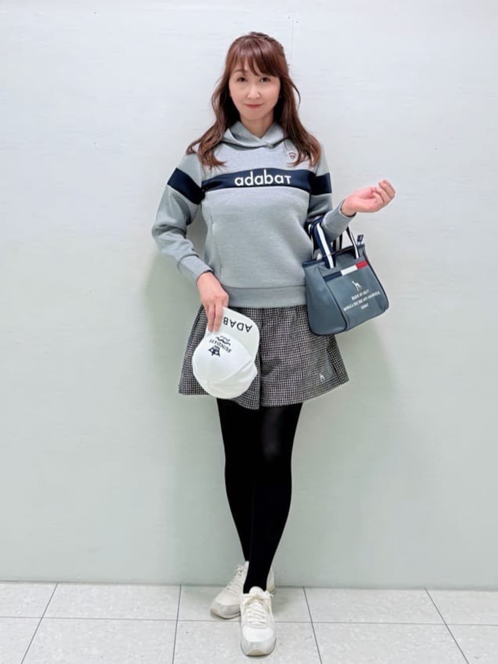 グレー系のパーカー、ブラック系のその他パンツ、グレー系のトートバッグを着用したレディースの冬コーディネートの1枚目の写真