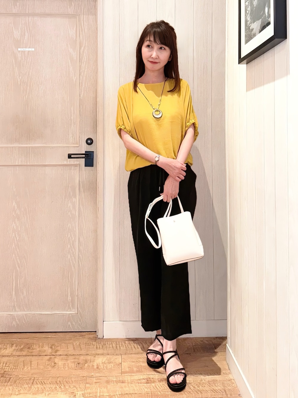 「春夏コーデ、夏、ママファッション、シューラルー、シューラルー(SHOO・LA・RUE)、プチプラコーデ」｜「SHOO・LA・RUEの【洗える/接触冷感/UV/SS-3L】さらさらぷるんワイドパンツ（その他パンツ、ブラック系）」を使った、ᴀᴋɪ ꕤ୭さん（レディース・167cm）の春コーディネートの1枚目の写真