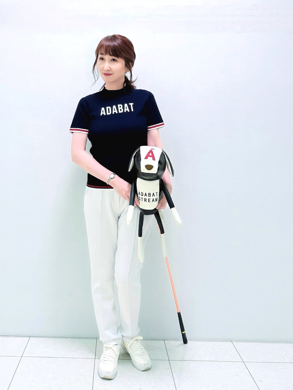 ブルー系のニット/セーター、ホワイト系のその他パンツを着用したレディースの秋コーディネートの1枚目の写真