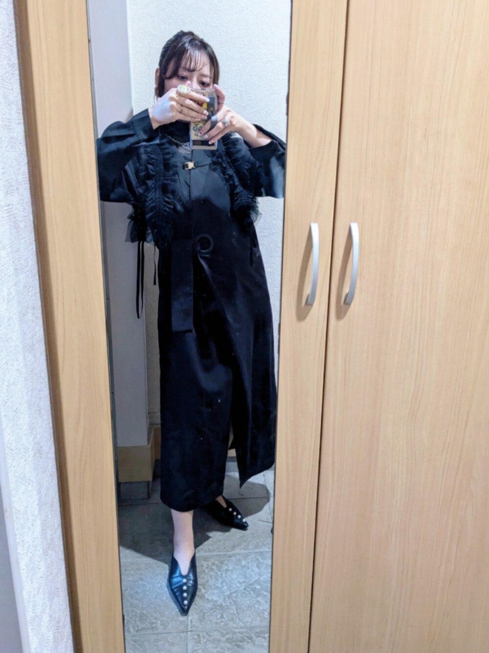 「manana suerteのパールデザインミュールサンダル（サンダル、ブラック系）」を使った、tarさん（レディース・164cm）の春コーディネートの1枚目の写真