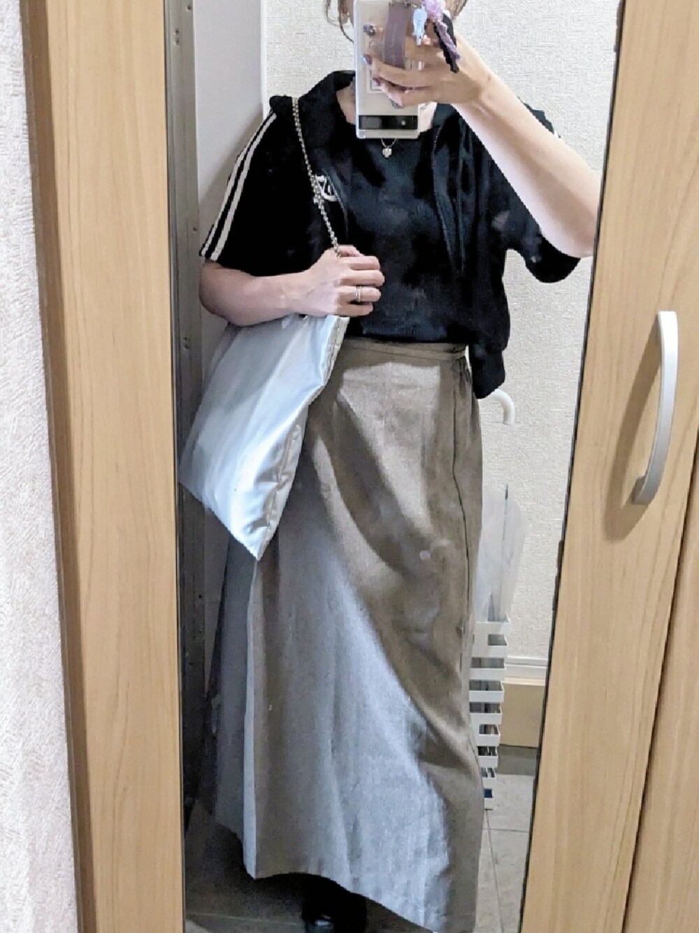 「titivateのアイテム（スカート、ベージュ系）」を使った、tarさん（レディース・164cm）の春コーディネートの1枚目の写真
