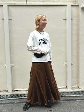「ITEMS URBANRESEARCH（アイテムズ アーバンリサーチ）のフェイクスエードフレアスカート（スカート、ブラウン系）」を使った、yuunaさん（レディース・159cm）の夏コーディネート