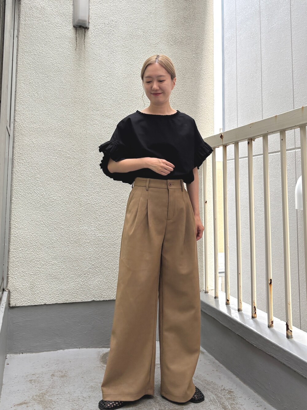 ブラック系のシャツ/ブラウス、ブラウン系のその他パンツ、ブラック系のサンダルを着用したレディースの夏コーディネートの1枚目の写真
