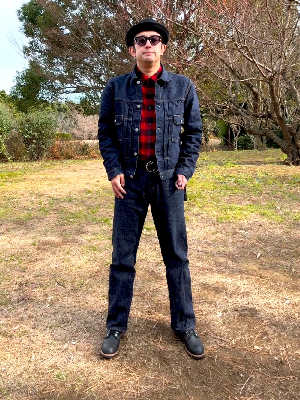 ブルー系のデニムジャケット、レッド系のシャツ/ブラウス、ブルー系のデニムパンツを着用したメンズの冬コーディネートの1枚目の写真