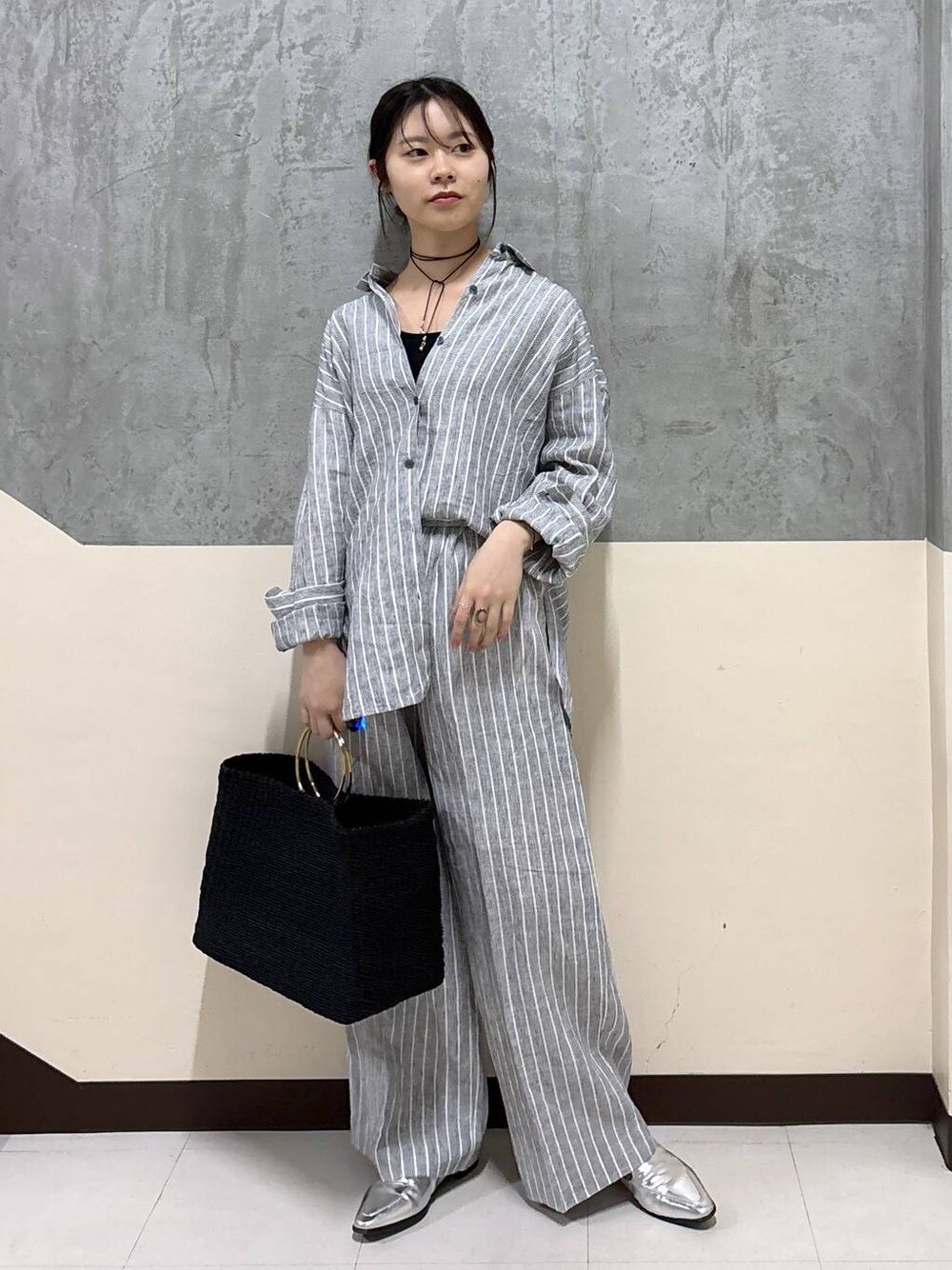 「リラックス、きれいめ、着痩せ・細見え、夏コーデ、骨格ストレート、BARNYARDSTORM、リネン・透けアイテム」｜「MazellのMazell / 2WAYソフトモカローファー（ローファー、シルバー系）」を使った、hitomiさん（レディース・160cm）の春コーディネートの1枚目の写真