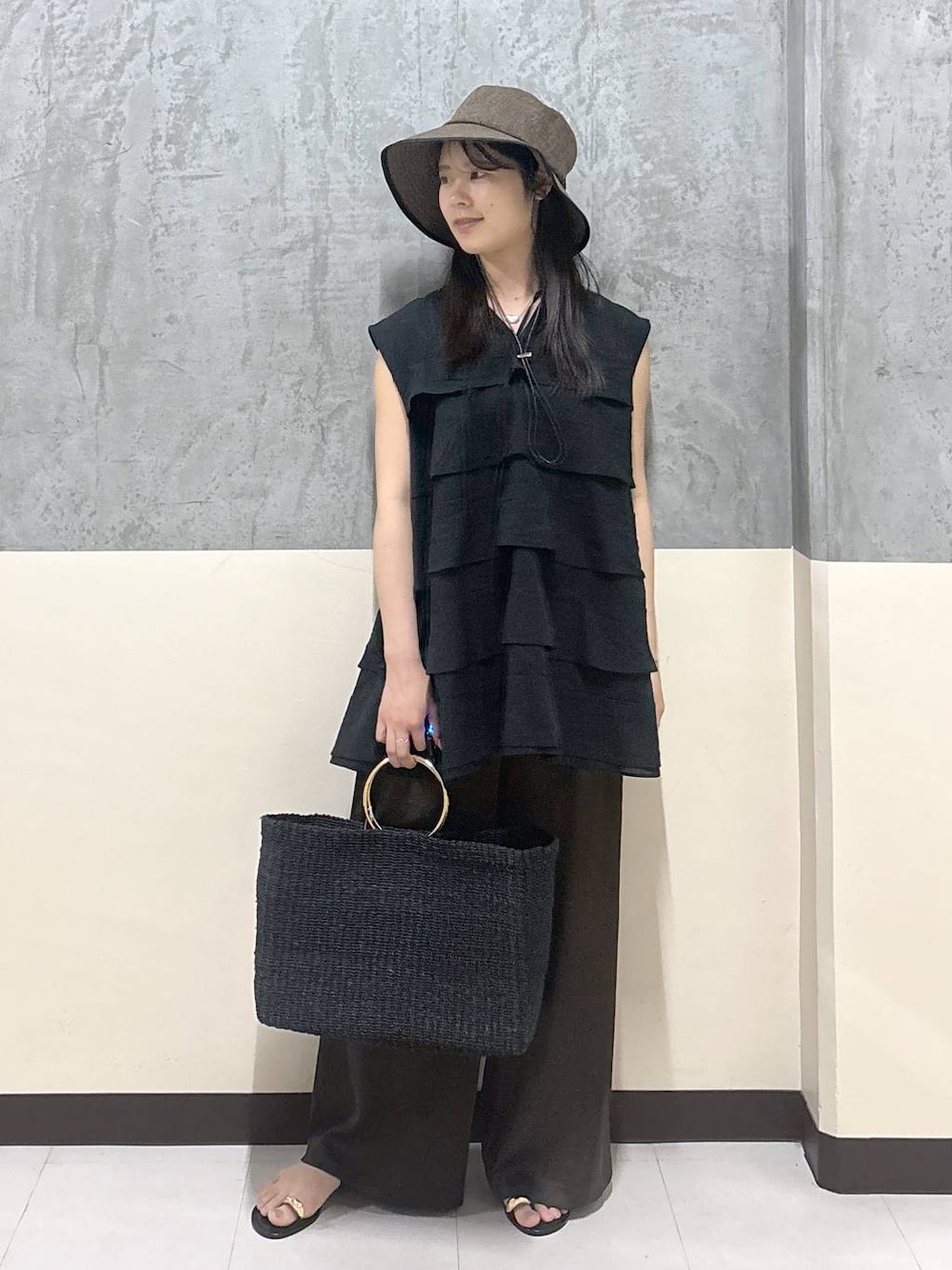 「リラックス、きれいめ、着痩せ・細見え、夏コーデ、骨格ストレート、BARNYARDSTORM、ワイドパンツ、ブラウス」｜「BARNYARDSTORMのBARNYARDSTORM / メタルツキレザートング（サンダル、ブラック系）」を使った、hitomiさん（レディース・160cm）の春コーディネートの1枚目の写真