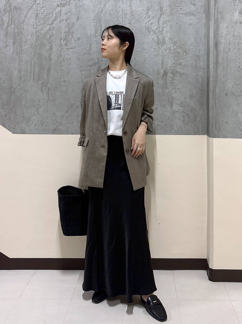 「リラックス、きれいめ、着痩せ・細見え、骨格ストレート、BARNYARDSTORM、ジャケット、スカート、Tシャツ」｜「COTTOのCOTTO / リングバッグ（かごバッグ、ブラック系）」を使った、hitomiさん（レディース・160cm）の春コーディネートの1枚目の写真