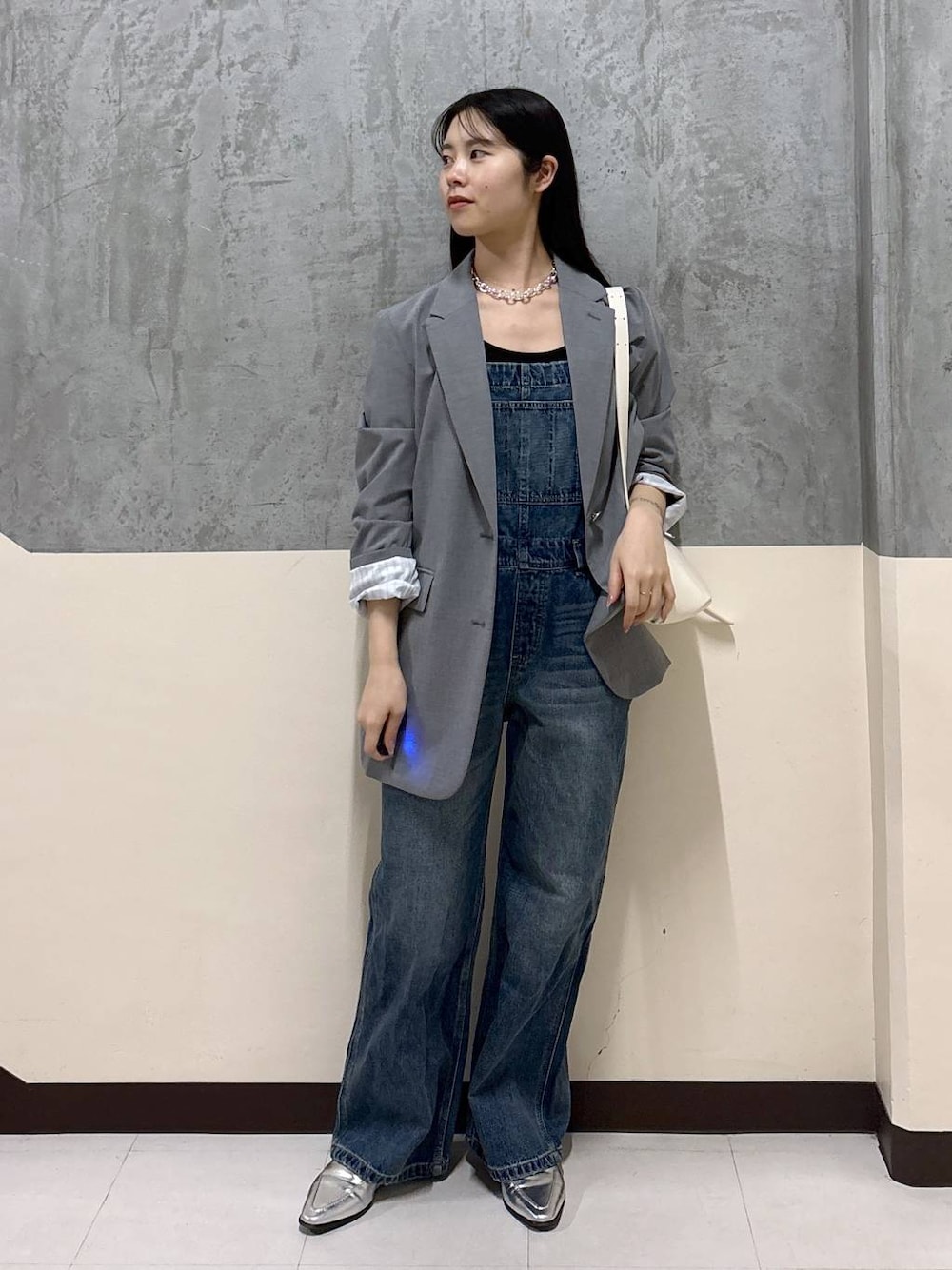 「リラックス、きれいめ、着痩せ・細見え、骨格ストレート、BARNYARDSTORM、ジャケット、サロペット、大人カジュアル」｜「MazellのMazell / 2WAYソフトモカローファー（ローファー、シルバー系）」を使った、hitomiさん（レディース・160cm）の春コーディネートの1枚目の写真