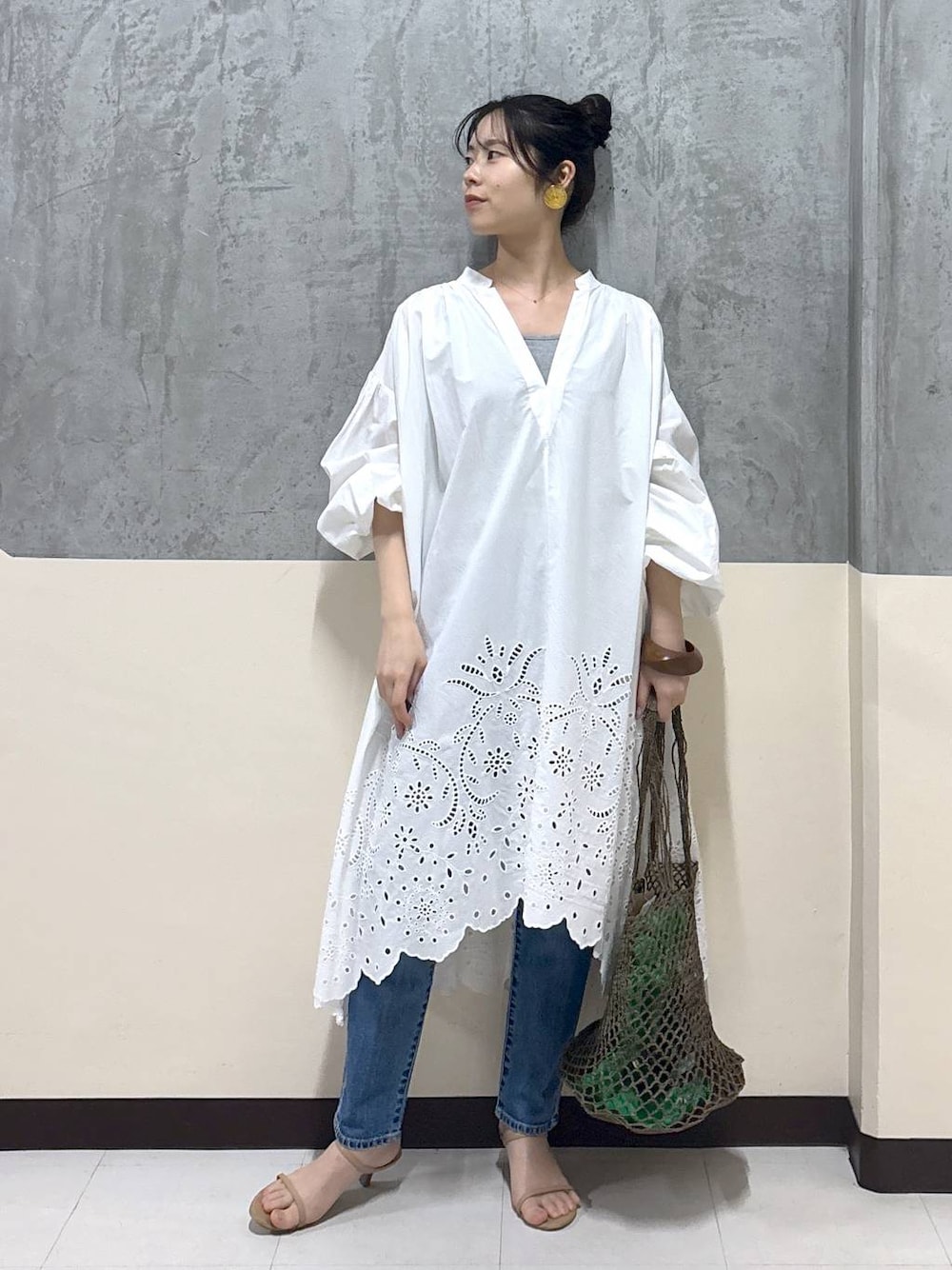 「リラックス、きれいめ、着痩せ・細見え、夏コーデ、骨格ストレート、BARNYARDSTORM、ワンピース、デニムパンツ」｜「BARNYARDSTORMのBARNYARDSTORM / ソフトウエストスリムボーイパンツ（デニムパンツ、ブルー系）」を使った、hitomiさん（レディース・160cm）の春コーディネートの1枚目の写真