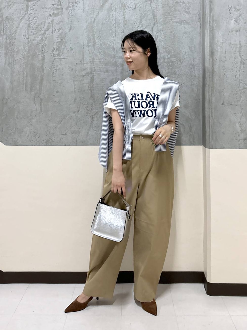 「リラックス、きれいめ、着痩せ・細見え、骨格ストレート、BARNYARDSTORM、カジュアル、大人カジュアル、パンツ、Tシャツ、シャツ、パンプス」｜「BARNYARDSTORMのBARNYARDSTORM / コクーンシルエットイージーパンツ【撥水】（その他パンツ、ベージュ系）」を使った、hitomiさん（レディース・160cm）の夏コーディネートの1枚目の写真
