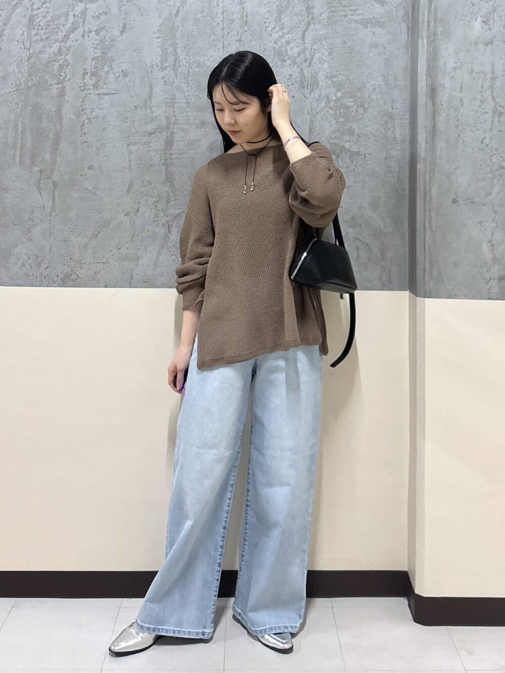 「リラックス、きれいめ、着痩せ・細見え、骨格ストレート、BARNYARDSTORM、デニムパンツ、ニット」｜「MazellのMazell / 2WAYソフトモカローファー（ローファー、シルバー系）」を使った、hitomiさん（レディース・160cm）の春コーディネートの1枚目の写真