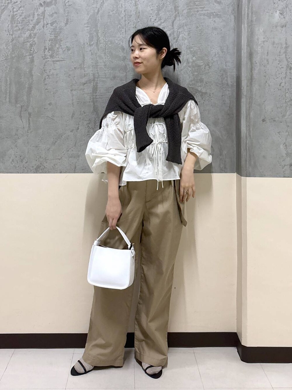 「BARNYARDSTORM、ブラウス、リラックス、きれいめ、着痩せ・細見え、骨格ストレート」｜「BARNYARDSTORMのBARNYARDSTORM /【CONTIGO】レザーショルダー 【新色追加】（ハンドバッグ、ホワイト系）」を使った、hitomiさん（レディース・160cm）の春コーディネートの1枚目の写真