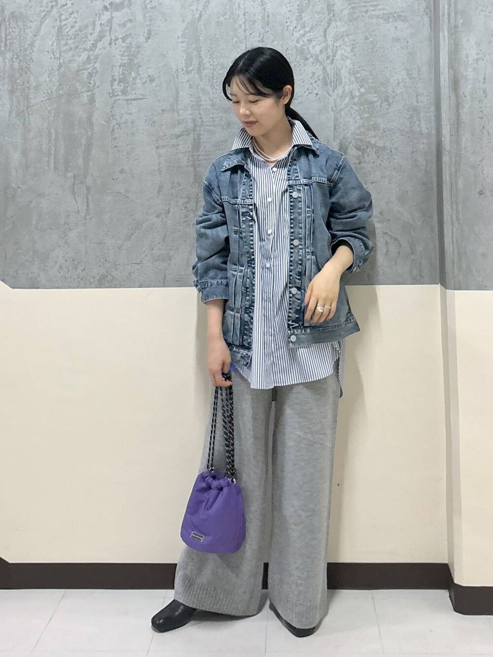 「リラックス、きれいめ、着痩せ・細見え、デニムジャケット、シャツ、秋コーデ、大人カジュアル、骨格ストレート、BARNYARDSTORM」｜「BARNYARDSTORMのBARNYARDSTORM / オーバーサイズシャツ（シャツ/ブラウス、ブルー系）」を使った、hitomiさん（レディース・160cm）の秋コーディネートの1枚目の写真