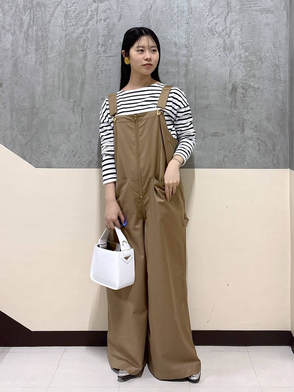「着痩せ・細見え、骨格ストレート、リラックス、きれいめ、BARNYARDSTORM」｜「BARNYARDSTORMのBARNYARDSTORM /【CONTIGO】レザーショルダー 【新色追加】（ハンドバッグ、ホワイト系）」を使った、hitomiさん（レディース・160cm）の春コーディネートの1枚目の写真