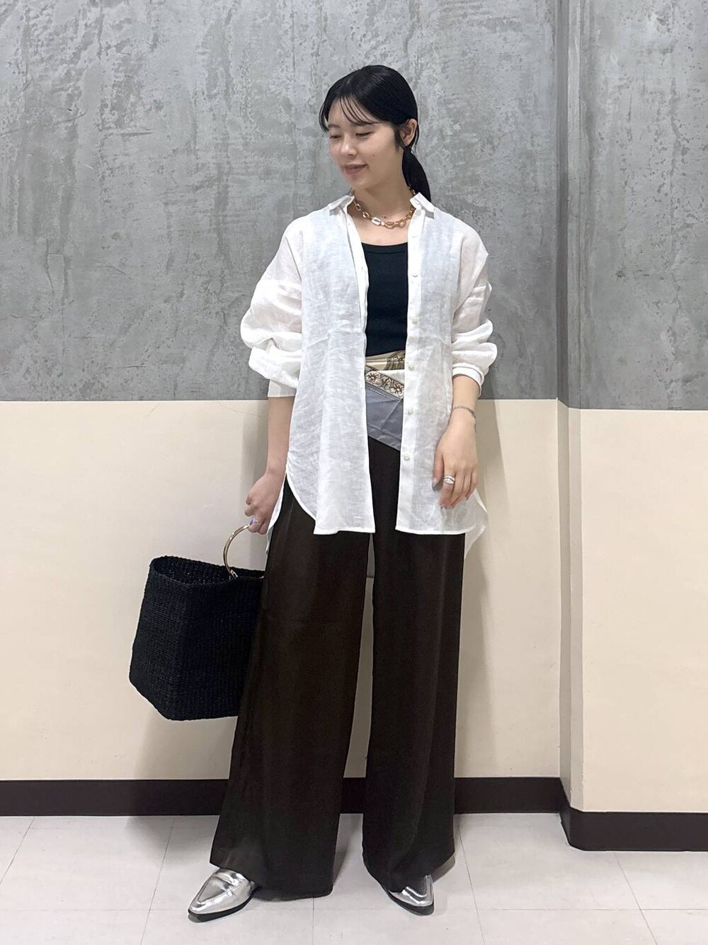「夏コーデ、ワイドパンツ、リラックス、きれいめ、着痩せ・細見え、骨格ストレート、BARNYARDSTORM、春コーデ、シャツ」｜「MazellのMazell / 2WAYソフトモカローファー（ローファー、シルバー系）」を使った、hitomiさん（レディース・160cm）の春コーディネートの1枚目の写真