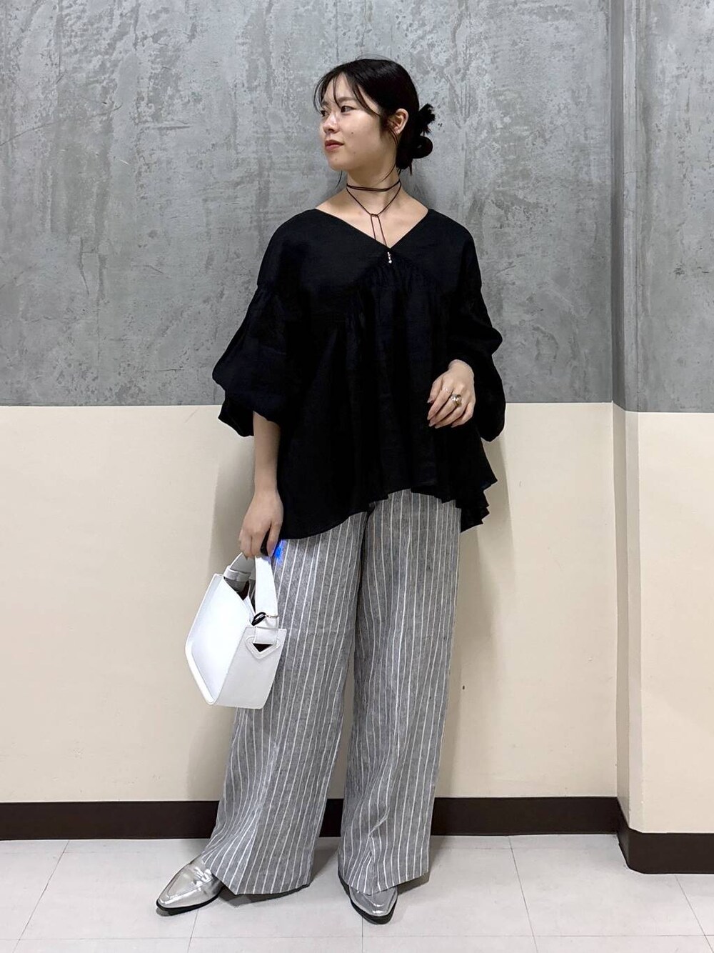 「きれいめ、着痩せ・細見え、リラックス、夏コーデ、骨格ストレート、BARNYARDSTORM、リネン・透けアイテム、ワイドパンツ」｜「BARNYARDSTORMのBARNYARDSTORM /【CONTIGO】レザーショルダー 【新色追加】（ハンドバッグ、ホワイト系）」を使った、hitomiさん（レディース・160cm）の春コーディネートの1枚目の写真