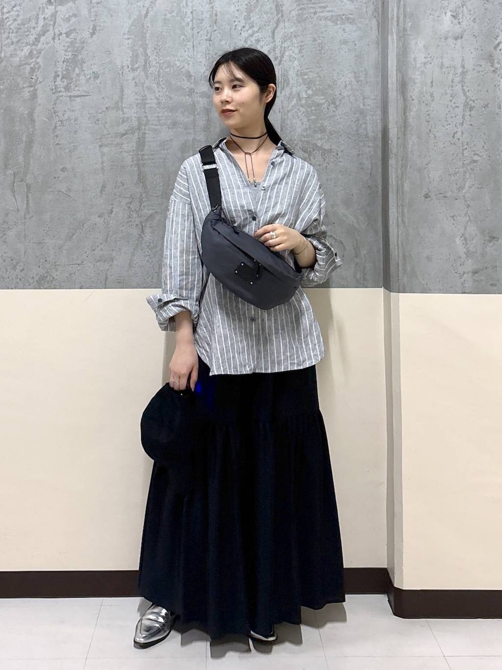 「スカート、リネン・透けアイテム、シャツ、リラックス、きれいめ、着痩せ・細見え、夏コーデ、骨格ストレート、BARNYARDSTORM」｜「MazellのMazell / 2WAYソフトモカローファー（ローファー、シルバー系）」を使った、hitomiさん（レディース・160cm）の春コーディネートの1枚目の写真