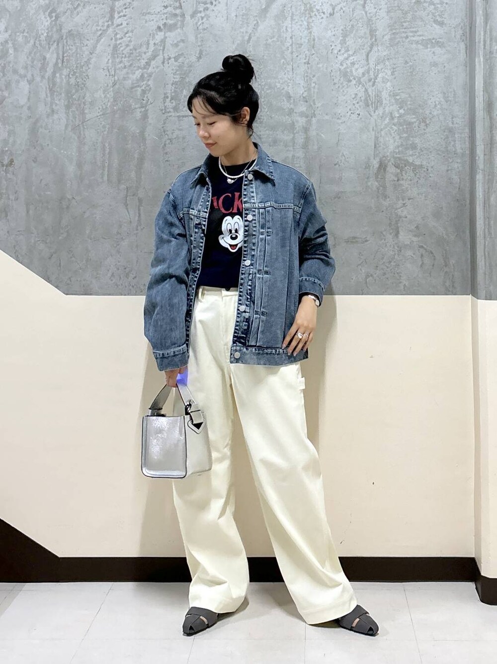 「着痩せ・細見え、リラックス、きれいめ、骨格ストレート、BARNYARDSTORM、カジュアル、大人カジュアル、パンツ、デニムジャケット」｜「BARNYARDSTORMのBARNYARDSTORM / ペインターコーデュロイパンツ　ハンドウォッシャブル（その他パンツ、ホワイト系）」を使った、hitomiさん（レディース・160cm）の秋コーディネートの1枚目の写真