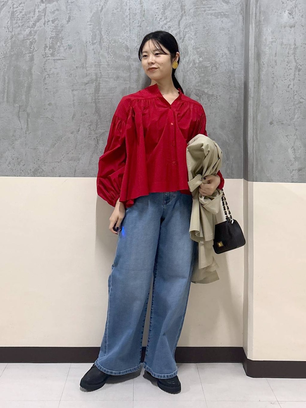 「リラックス、きれいめ、着痩せ・細見え、骨格ストレート、BARNYARDSTORM、ブラウス、デニムパンツ」｜「BARNYARDSTORMのBARNYARDSTORM / Oggi11月号掲載◆ソフトウエストワイドデニムパンツ【WEB限定】（デニムパンツ、ブルー系）」を使った、hitomiさん（レディース・160cm）の冬コーディネートの1枚目の写真