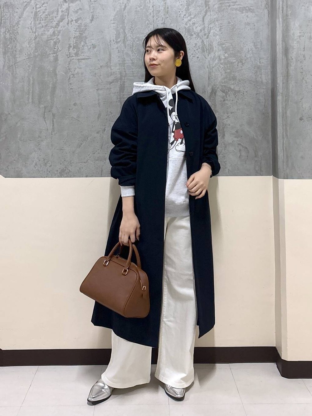 「着痩せ・細見え、骨格ストレート、BARNYARDSTORM、リラックス、きれいめ、デニムパンツ、春アウター」｜「MazellのMazell / 2WAYソフトモカローファー（ローファー、シルバー系）」を使った、hitomiさん（レディース・160cm）の春コーディネートの1枚目の写真
