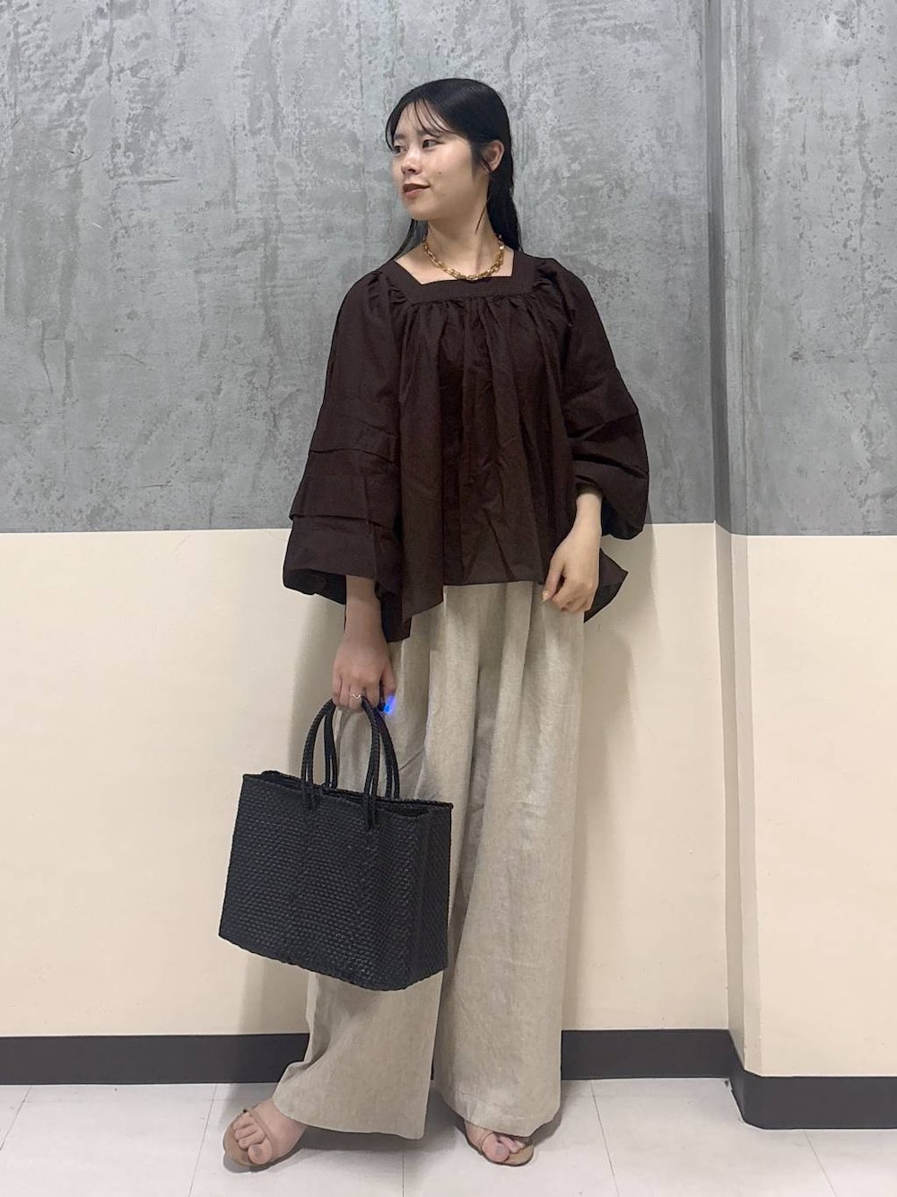 「リラックス、きれいめ、着痩せ・細見え、骨格ストレート、BARNYARDSTORM、ブラウス、ワイドパンツ、春コーデ」｜「BARNYARDSTORMのBARNYARDSTORM / コットンローンブラウス（シャツ/ブラウス、ブラウン系）」を使った、hitomiさん（レディース・160cm）の春コーディネートの1枚目の写真