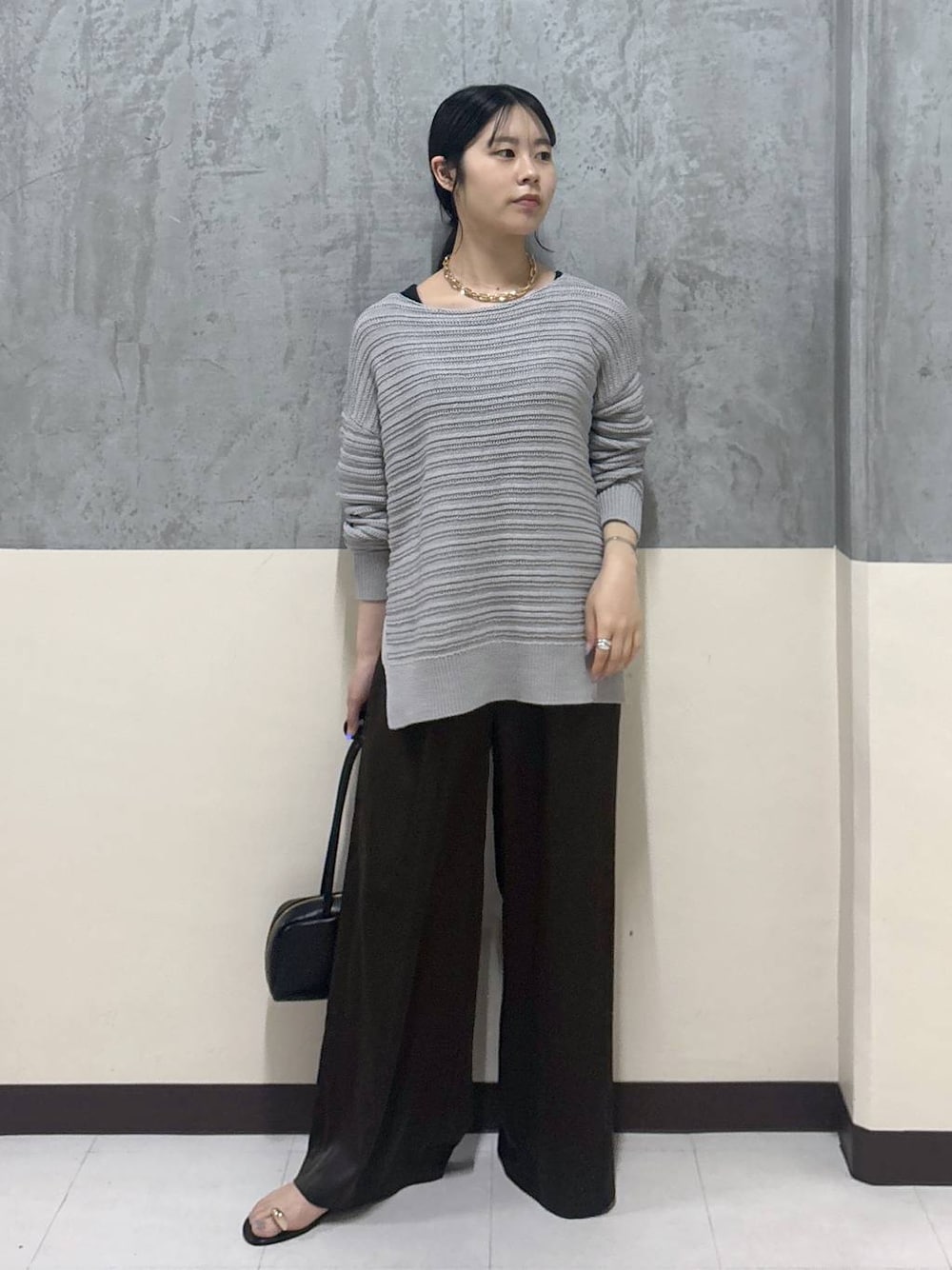 「骨格ストレート、リラックス、きれいめ、着痩せ・細見え、BARNYARDSTORM、春コーデ、ワイドパンツ、ニット」｜「ADD CULUMNのBARNYARDSTORM / 【ADDCULUMN / アドカラム】 / PUFFボストン（ボストンバッグ、ブラック系）」を使った、hitomiさん（レディース・160cm）の春コーディネートの1枚目の写真