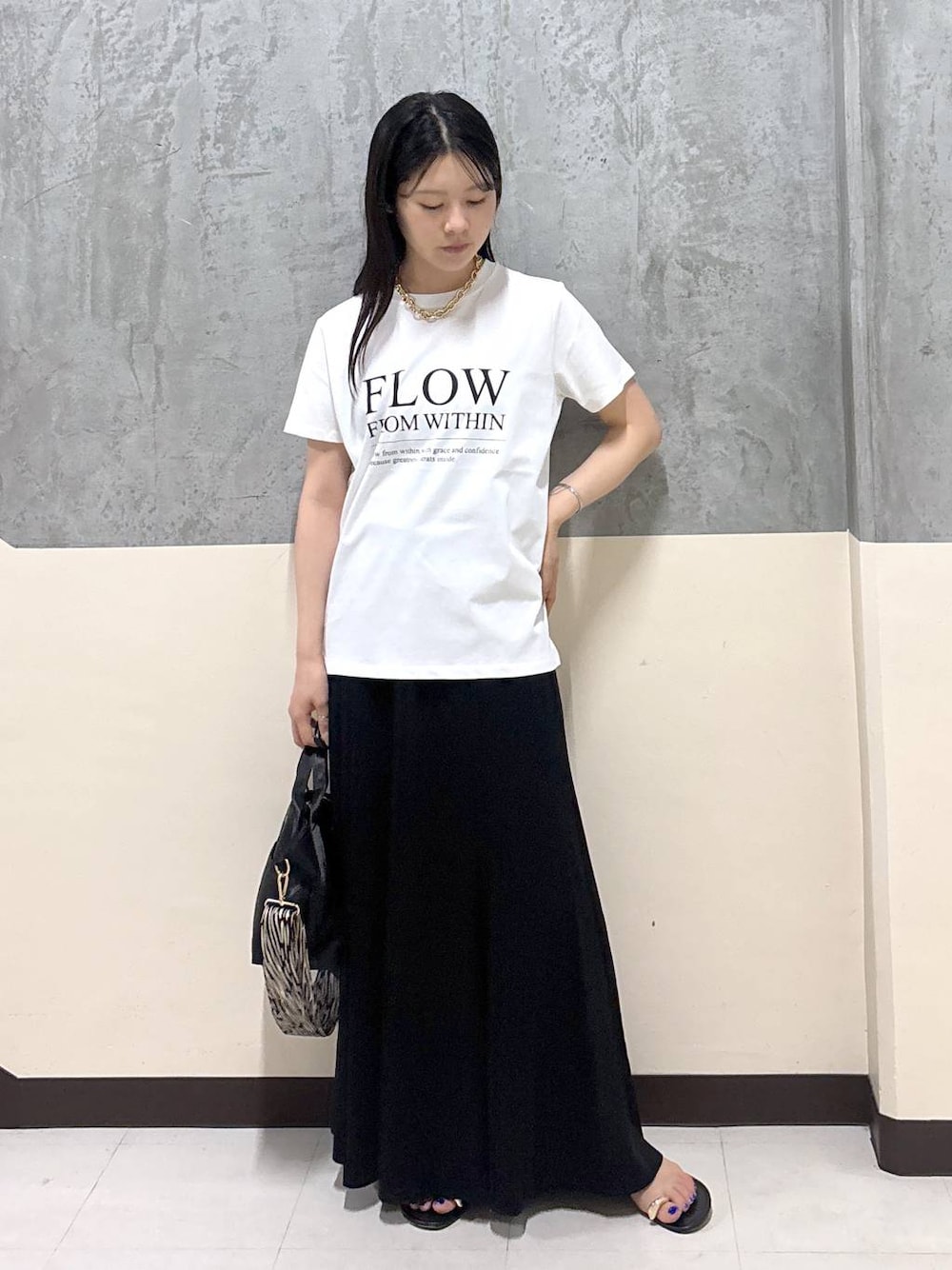 「スカート、夏コーデ、BARNYARDSTORM、Tシャツ、サンダル、カジュアル」｜「BARNYARDSTORMのBARNYARDSTORM / カットロングスカート / マシンウォッシャブル 【『ネルソンさん』YouTubeご紹介アイテム】（スカート、ブラック系）」を使った、hitomiさん（レディース・160cm）の夏コーディネートの1枚目の写真