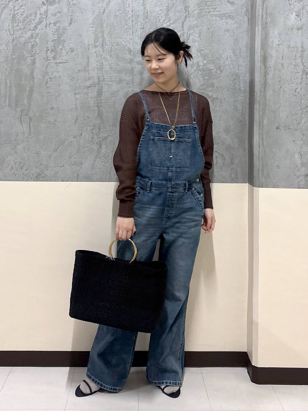 「サロペット、デニムパンツ、リラックス、きれいめ、着痩せ・細見え、骨格ストレート、BARNYARDSTORM」｜「BARNYARDSTORMのBARNYARDSTORM / デニムサロペット（サロペット/オーバーオール、ブルー系）」を使った、hitomiさん（レディース・160cm）の春コーディネートの1枚目の写真